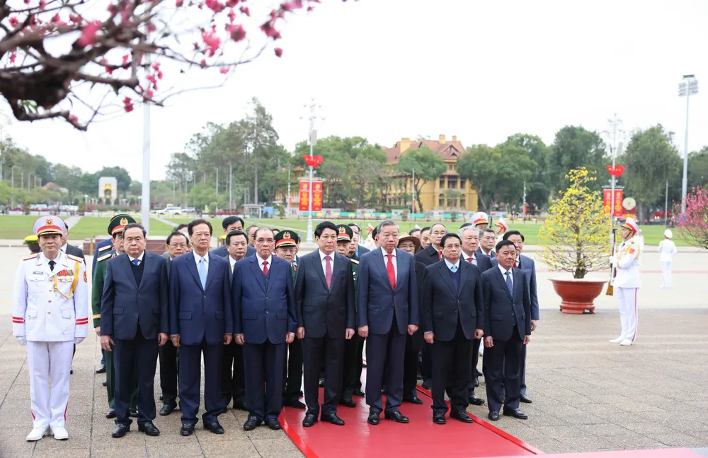 Đoàn đại biểu lãnh đạo, nguyên lãnh đạo Đảng, Nhà nước đến đặt vòng hoa và vào Lăng viếng Chủ tịch Hồ Chí Minh nhân dịp kỷ niệm 95 năm ngày thành lập Đảng cộng sản Việt Nam.jpg