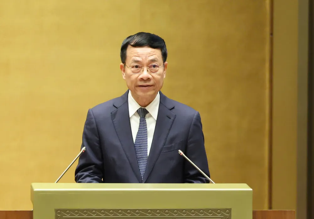 Bộ trưởng Bộ TT-TT Nguyễn Mạnh Hùng trình bày tờ trình dự thảo Nghị quyết của Quốc hội thí điểm một số chính sách để tháo gỡ vướng mắc trong hoạt động khoa học, công nghệ và đổi mới sáng tạo.jpg