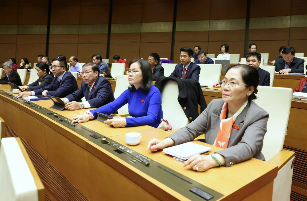 Các đại biểu bấm nút thông qua luật chiều 17-2-2025.jpg