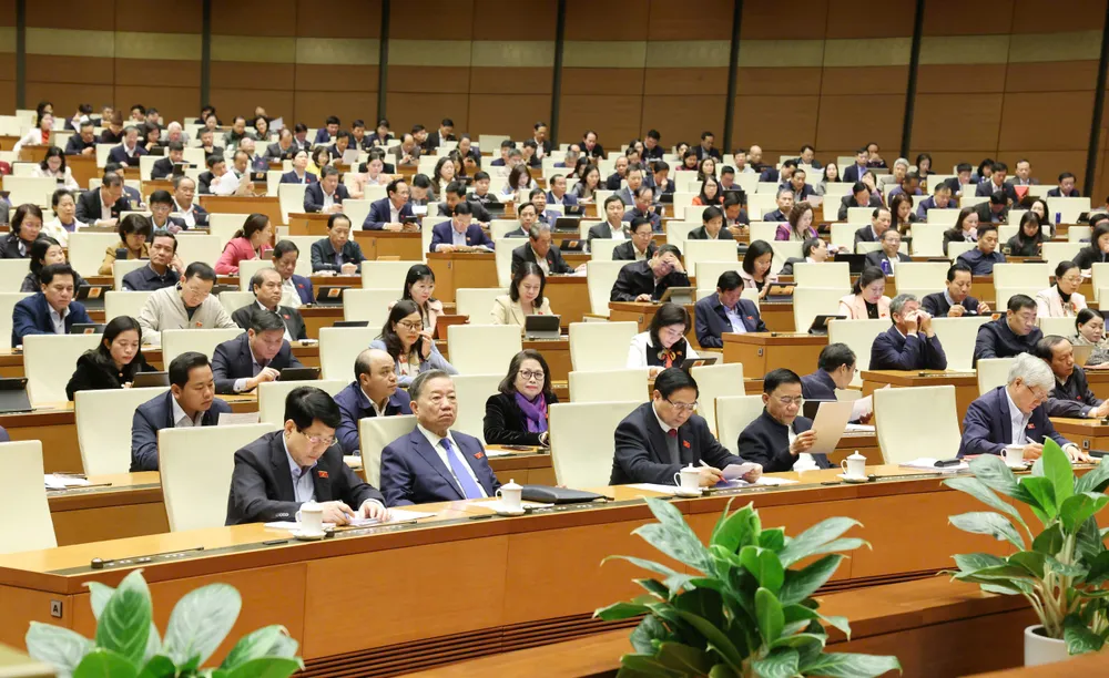 Các đồng chí lãnh đạo Đảng, Nhà nước và các đại biểu dự phiên họp tại hội trường Diên Hồng, sáng 18-2.jpg