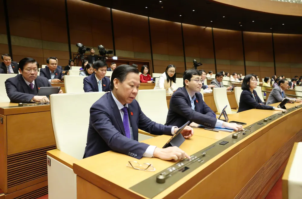 Các đại biểu Quốc hội bấm nút biểu quyết thông qua các luật, nghị quyết, sáng 19-2.jpg