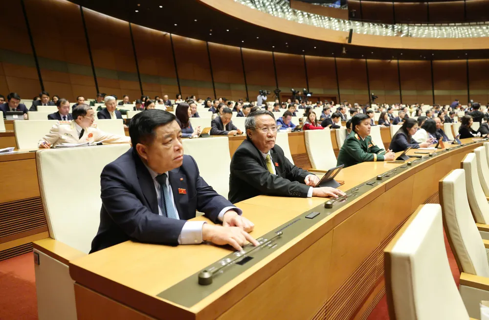 Các đại biểu Quốc hội bấm nút biểu quyết thông qua Nghị quyết của Quốc hội bổ sung kế hoạch phát triển kinh tế - xã hội năm 2025 với mục tiêu tăng trưởng đạt 8% trở lên.jpg