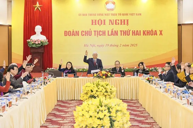 Đại biểu biểu quyết tại hội nghị