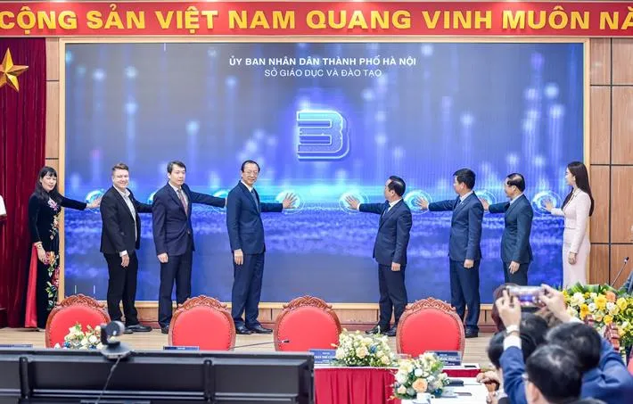 Thứ trưởng Phạm Ngọc Thưởng và các đại biểu thực hiện nghi thức kích hoạt Tháng tự học ngoại ngữ năm 2025 của ngành Giáo dục Hà Nội.jpg