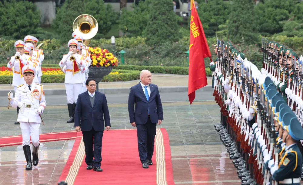 Thủ tướng Phạm Minh Chính và Thủ tướng New Zealand Christopher Luxon duyệt đội danh dự Quân đội nhân dân Việt Nam tại lễ đón chính thức, chiều 26-2.jpg