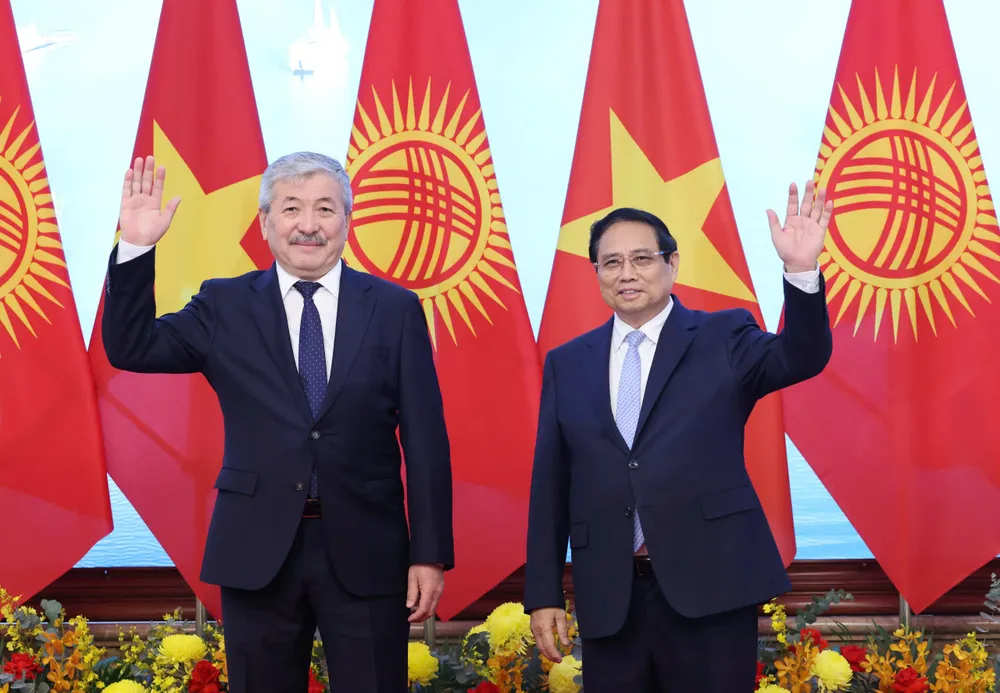 Thủ tướng Phạm Minh Chính và Thủ tướng Kyrgyzstan Adylbek Kasimaliev chụp ảnh chung trước khi tiến hành hội đàm, sáng 6-3. Ảnh: QUANG PHÚC
