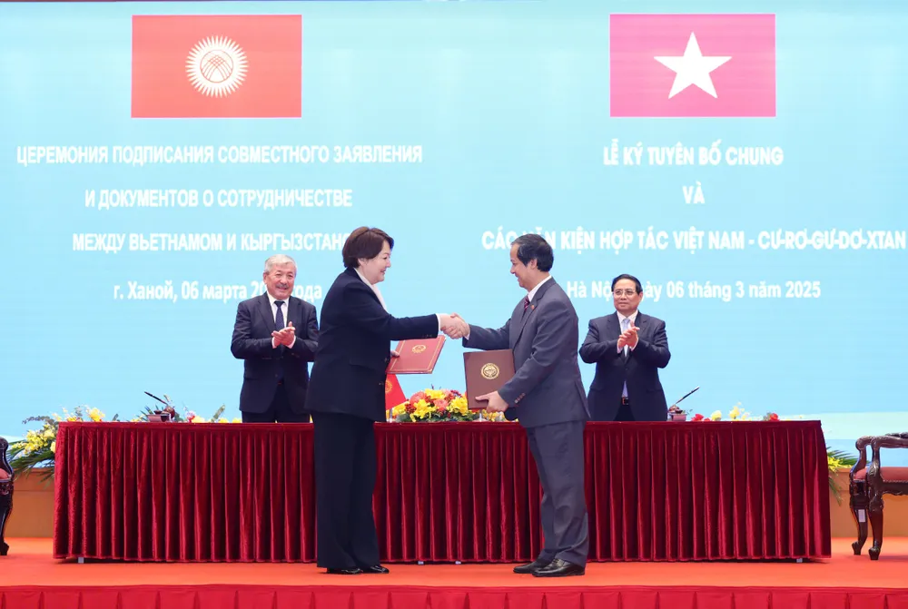 Thủ tướng Phạm Minh Chính và Thủ tướng Kyrgyzstan Adylbek Kasimalyev chứng kiến lễ ký kết và trao văn kiện giữa hai nước, sáng 6-3. Ảnh QUANG PHÚC.jpg