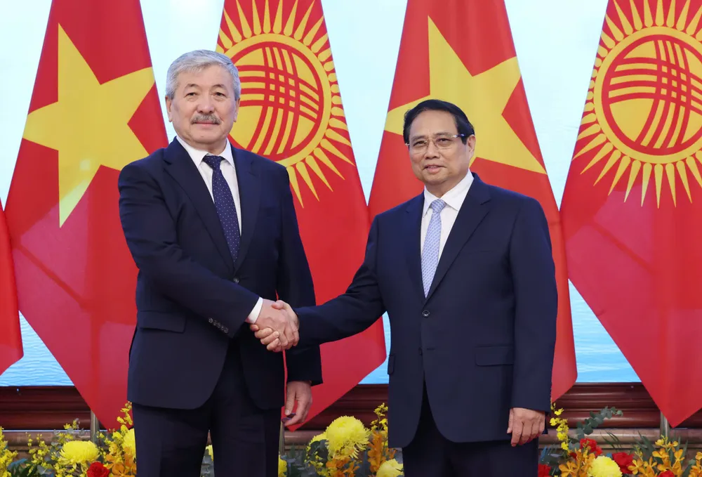 Thủ tướng Phạm Minh Chính và Thủ tướng Kyrgyzstan Adylbek Kasimalyev chụp ảnh chung trước khi tiến hành hội đàm, sáng 6-3. Ảnh QUANG PHÚC.jpg
