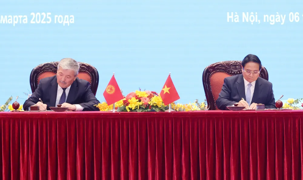 Thủ tướng Phạm Minh Chính và Thủ tướng Kyrgyzstan Adylbek Kasimaliev ký Tuyên bố chung về kết quả chuyến thăm, sáng 6-3. Ảnh: QUANG PHÚC