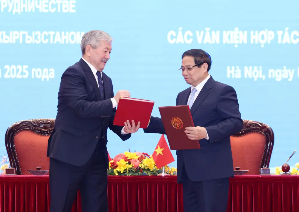 Thủ tướng Phạm Minh Chính và Thủ tướng Kyrgyzstan Adylbek Kasimalyev trao tuyên bố chung về kết quả chuyến thăm, sáng 6-3. Ảnh QUANG PHÚC.jpg