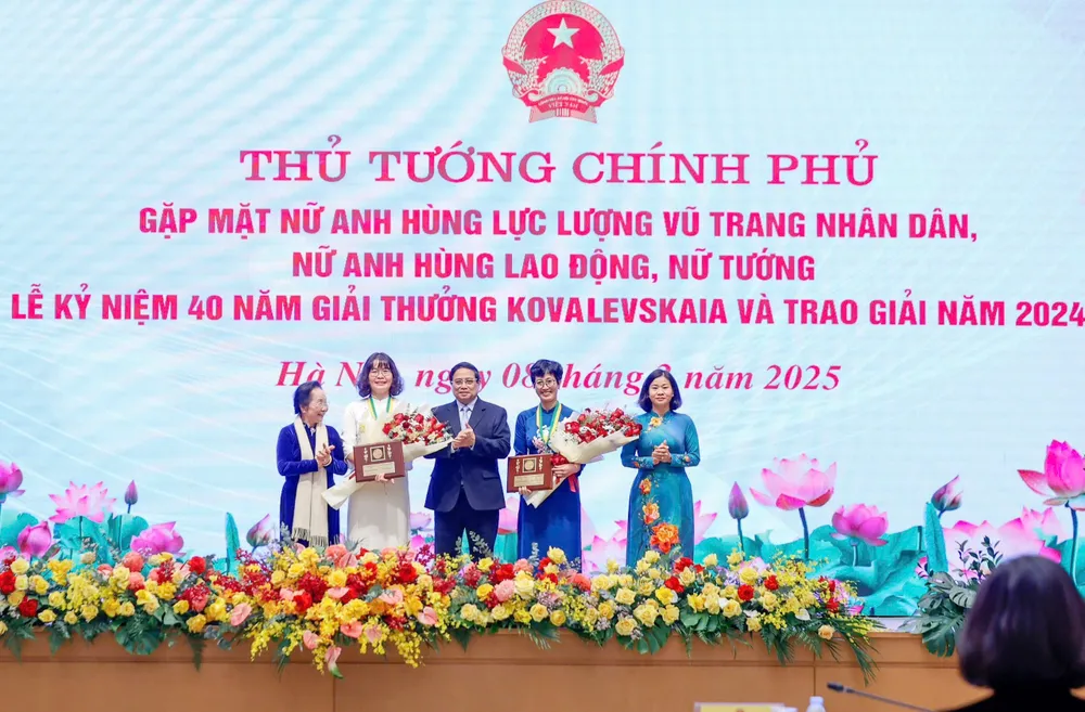 Thủ tướng Phạm Minh Chính trao giải thưởng Kovalevskaia cho các nhà khoa học nữ.jpg