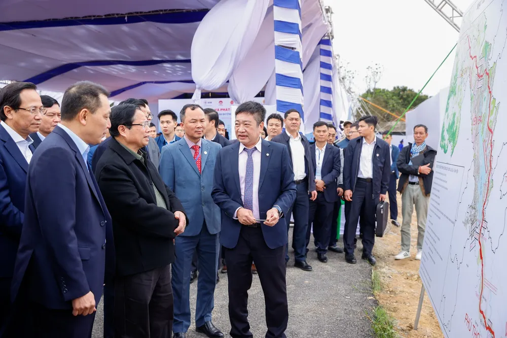 Thủ tướng nghe báo cáo về dự án Đường dây500K V Lào Cai - Vĩnh Yên tại địa phận tỉnh Vĩnh Phúc (xã Minh Quang, huyện Tam Đảo).jpg