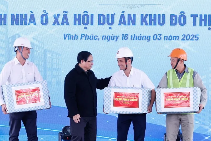 Thủ tướng tặng quà cho cán bộ, kỹ sư, người lao động đang làm việc tại công trình nhà ở xã hội thuộc dự án Khu đô thị mới Nam Vĩnh Yên, giai đoạn 1.jpg