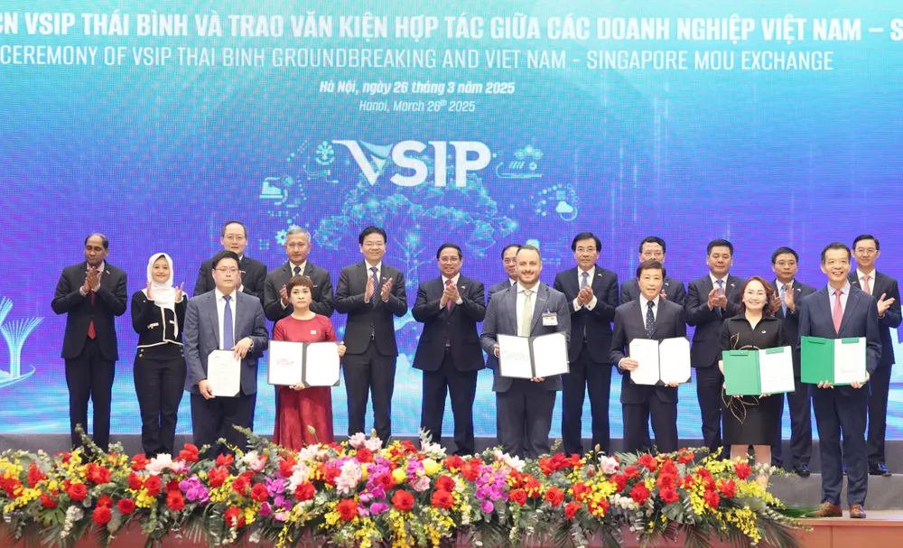 Thủ tướng Phạm Minh Chính và Thủ tướng Lawrence Wong chứng kiến lễ trao văn kiện hợp tác giữa các doanh nghiệp Việt Nam - Singapore, sáng 26-3.jpg