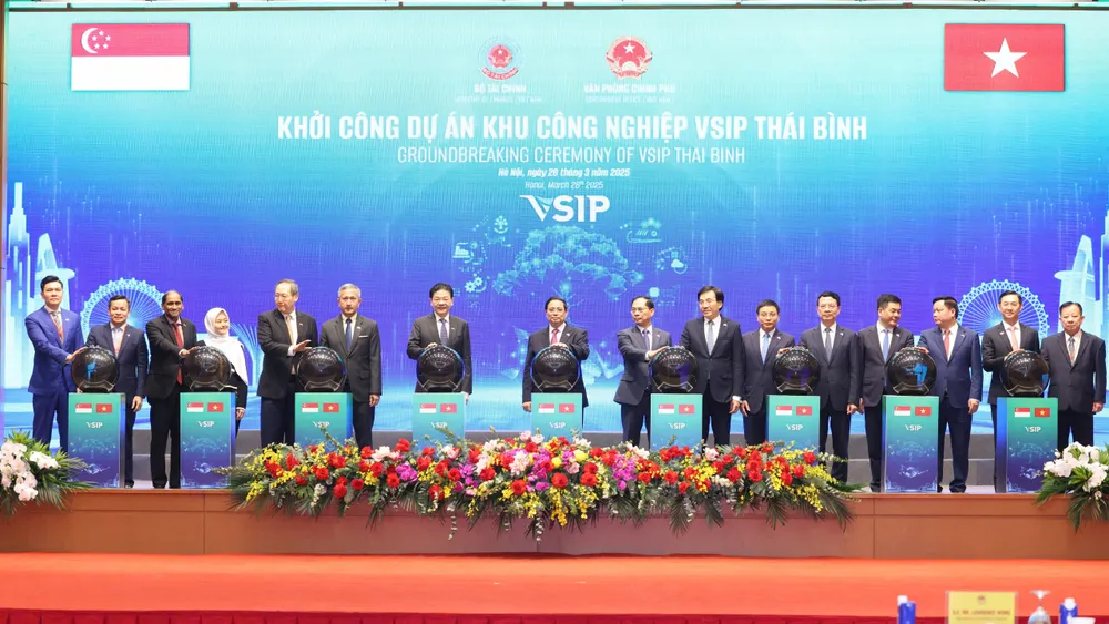 Thủ tướng Phạm Minh Chính và Thủ tướng Lawrence Wong cùng các đại biểu thực hiện nghi thức khởi công Khu công nghiệp VSIP Thái Bình, sáng 26-3.jpg
