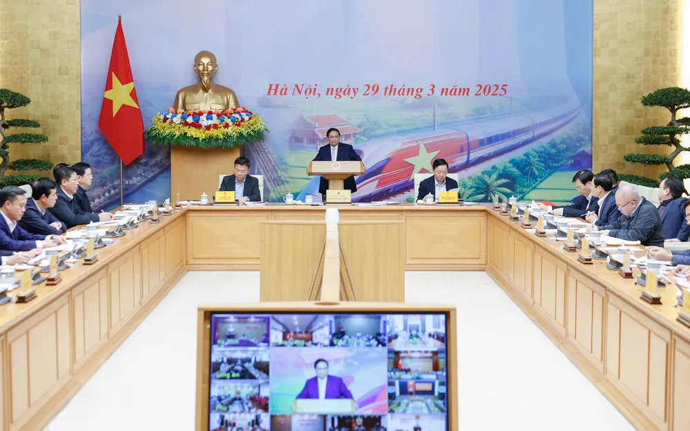 Thủ tướng Phạm Minh Chính chủ trì và phát biểu tại cuộc họp. Ảnh: VIẾT CHUNG