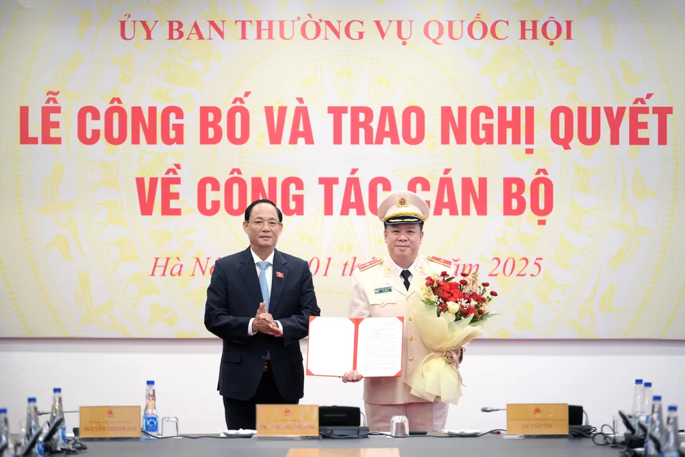 Phó Chủ tịch Quốc hội, Thượng tướng Trần Quang Phương trao Nghị quyết và tặng hoa chúc mừng Phó Chủ nhiệm Ủy ban Quốc phòng, An ninh và Đối ngoại Nguyễn Quốc Hùng