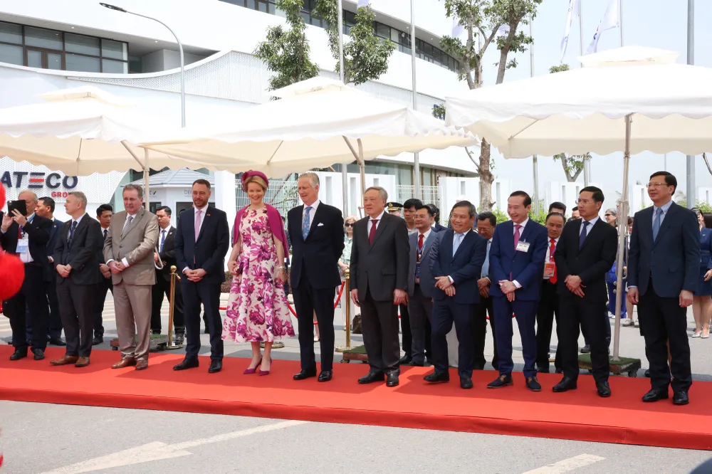 Phó Thủ tướng Thường trực Nguyễn Hòa Bình và Nhà vua Bỉ Philippe cùng Hoàng hậu Mathilde dự lễ khánh thành Tổ hợp Văn phòng dịch vụ hiện đại