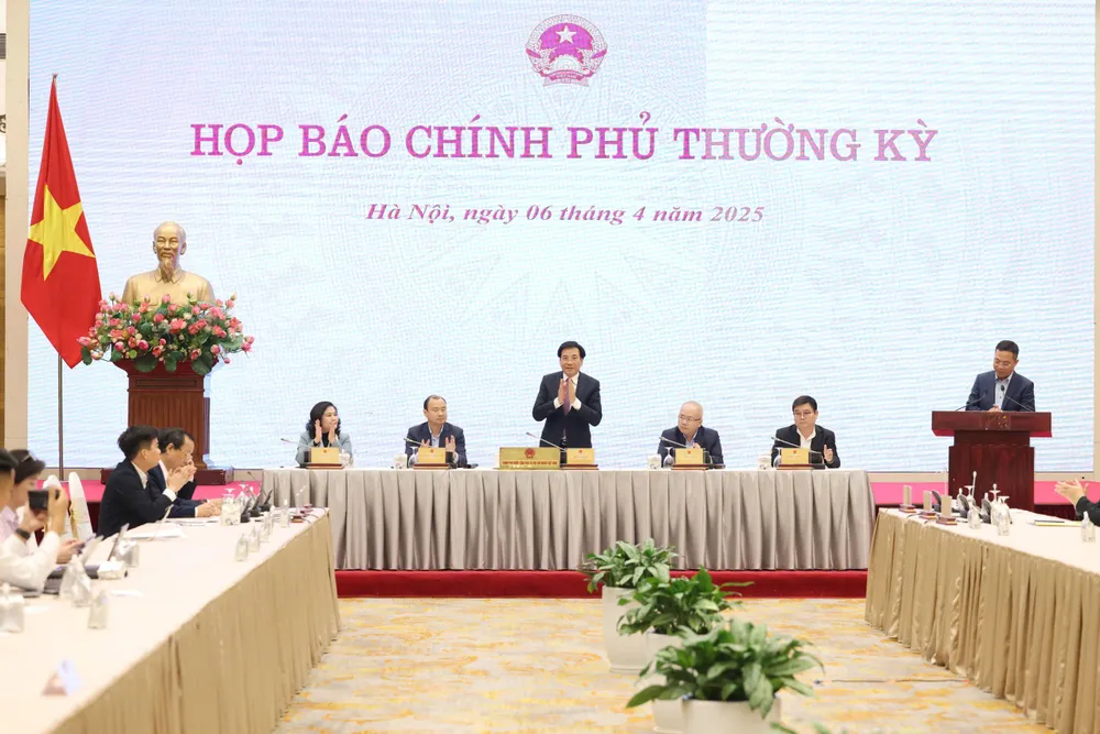 Bộ trưởng, Chủ nhiệm VPCP Trần Văn Sơn chủ trì và phát biểu tại cuộc họp báo Chính phủ thường kỳ, chiều 6-4. Ảnh QUANG PHÚC.jpg