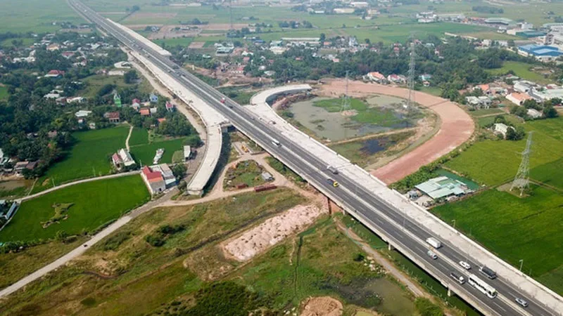 Chính phủ yêu cầu gỡ vướng để đẩy nhanh tiến độ các dự án giao thông trọng điểm phía Nam