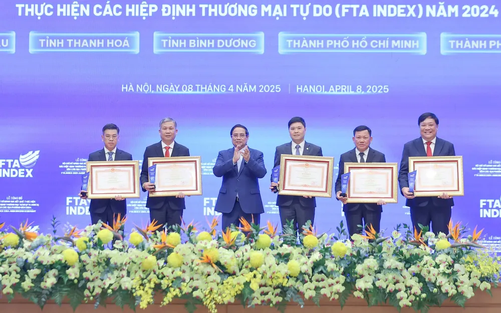 Thủ tướng Phạm Minh Chính trao bằng khen cho đại diện các tỉnh, thành phố có thành tích trong việc thực hiện FTA năm 2024.jpg