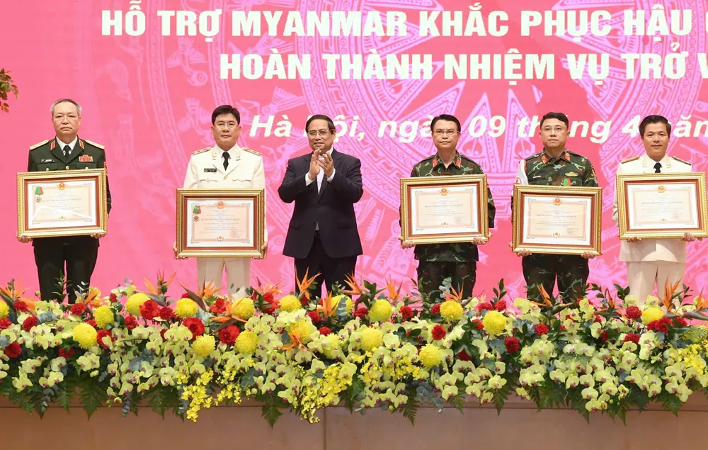 Thủ tướng Phạm Minh Chính trao Huân chương Bảo vệ Tổ quốc tặng các tập thể, cá nhân có thành tích trong công tác hỗ trợ Myanmar khắc phục hậu quả động đất.jpg