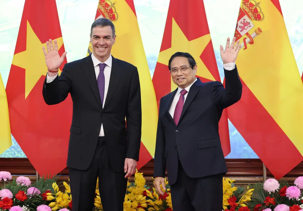 Thủ tướng Phạm Minh Chính và Thủ tướng Tây Ban Nha Pedro Sánchez chụp ảnh chung trước khi tiến hành hội đàm, sáng 9-4. Ảnh QUANG PHÚC.jpg