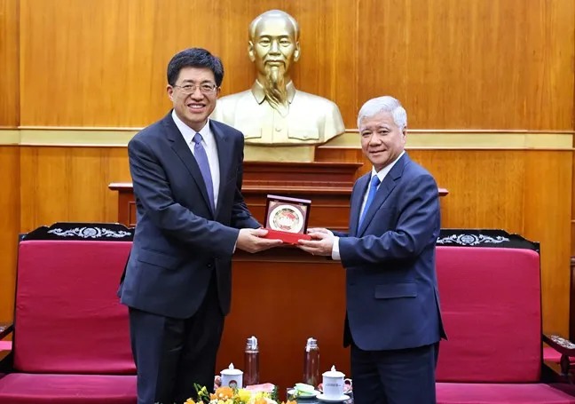 Ông Đỗ Văn Chiến, Ủy viên Bộ Chính trị, Bí thư Trung ương Đảng, Chủ tịch Ủy ban Trung ương MTTQ Việt Nam tặng biểu trưng của MTTQ Việt Nam cho ông A Đông, Bí thư thứ nhất Ban Bí thư Trung ương Đoàn TNCS Trung Quốc.jpg