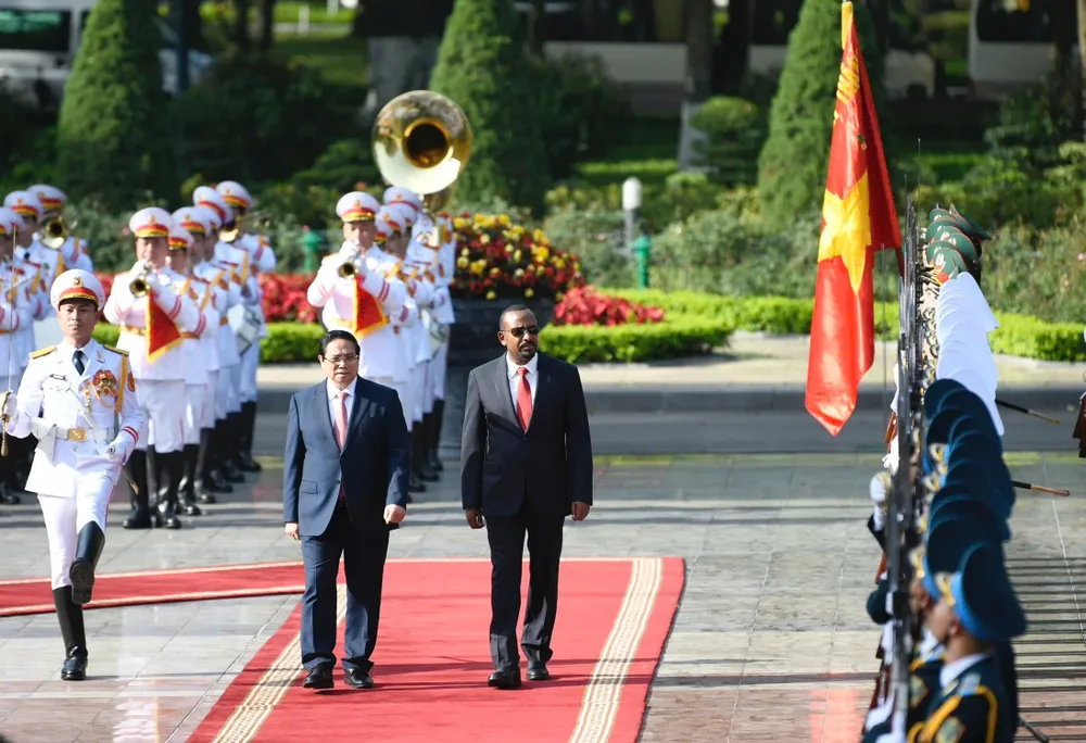 hủ tướng Phạm Minh Chính và Thủ tướng Abiy Ahmed Ali duyệt đội danh dự Quân đội nhân dân Việt Nam tại lễ đón chính thức 1.jpg