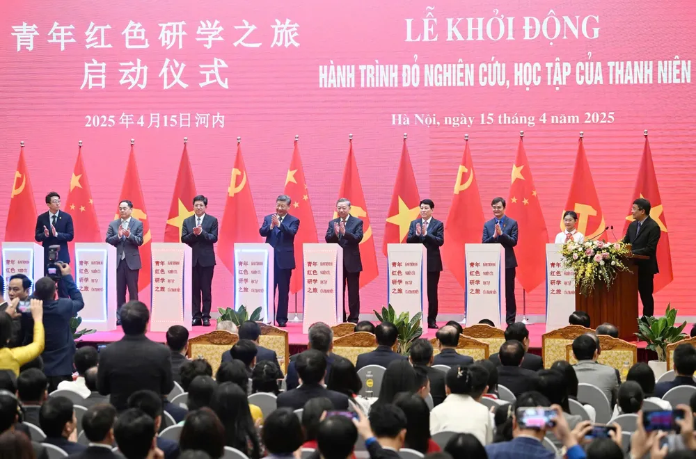 Tổng Bí thư Tô Lâm, Chủ tịch nước Lương Cường và Tổng Bí thư, Chủ tịch nước Trung Quốc Tập Cận Bình cùng các đại biểu thực hiện nghi thức khởi động hành trình đỏ nghiên cứu, học tập của thanh niên.jpg