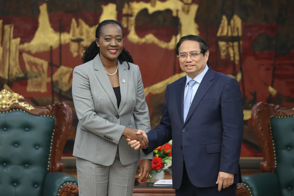 Thủ tướng Phạm Minh Chính và Bộ trưởng Quốc phòng Kenya Soipan Tuya.jpg