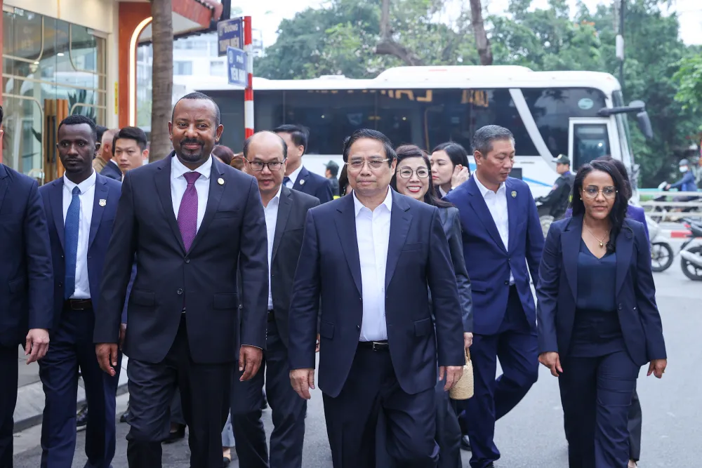 Hai Thủ tướng và hai Phu nhân cùng dạo bước trên đường Thanh Niên, ngắm Hồ Tây, hồ Trúc Bạch và tham quan chùa Trấn Quốc.jpg