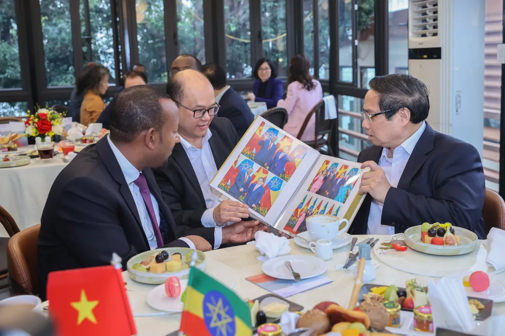 Thủ tướng giới thiệu với Thủ tướng Ethiopia các hình ảnh về chuyến thăm của Thủ tướng Ethiopia tại Việt Nam.jpg