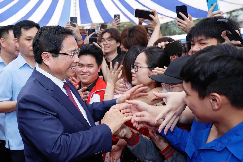 Thủ tướng Phạm Minh Chính trao đổi với sinh viên Học viện Công nghệ Bưu chính Viễn thông dự lễ phát động.jpg
