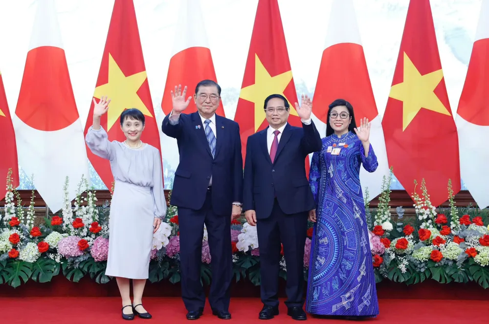 Thủ tướng Phạm Minh Chính và phu nhân chụp ảnh chung với Thủ tướng Nhật Bản Ishiba Shigeru và phu nhân.jpg