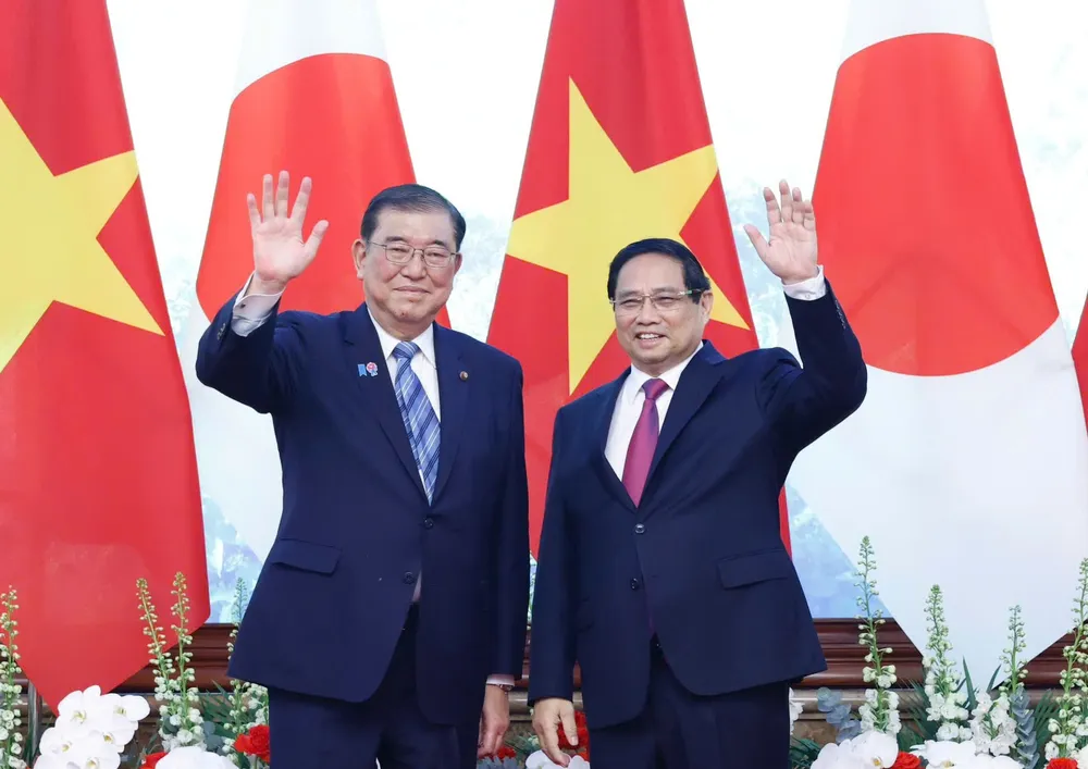 Thủ tướng Phạm Minh Chính và Thủ tướng Nhật Bản Ishiba Shigeru chụp ảnh chung trước khi tiến hành hội đàm, sáng 28-4. Ảnh VIẾT CHUNG.jpg