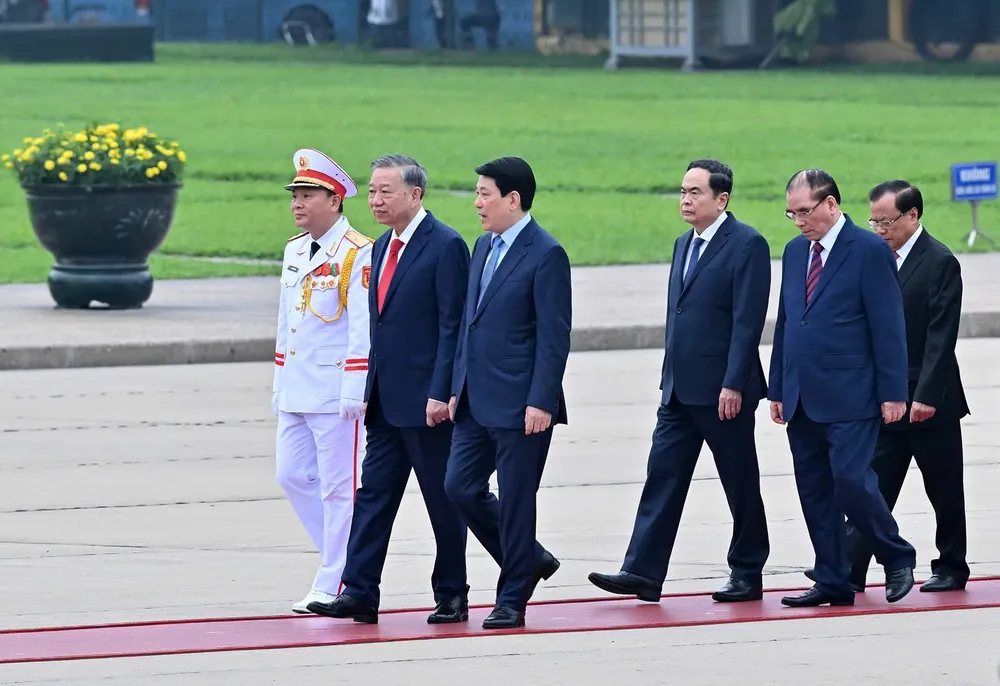 Đoàn đại biểu lãnh đạo Đảng, Nhà nước đặt vòng hoa và vào lăng viếng Chủ tịch Hồ Chí Minh, nhân dịp kỷ niệm 50 năm Ngày giải phóng miền Nam, thống nhất đất nước 2.jpg
