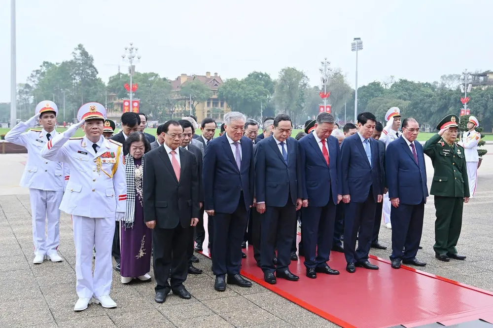 Đoàn đại biểu lãnh đạo Đảng, Nhà nước đặt vòng hoa và vào lăng viếng Chủ tịch Hồ Chí Minh, nhân dịp kỷ niệm 50 năm Ngày giải phóng miền Nam, thống nhất đất nước 3.jpg