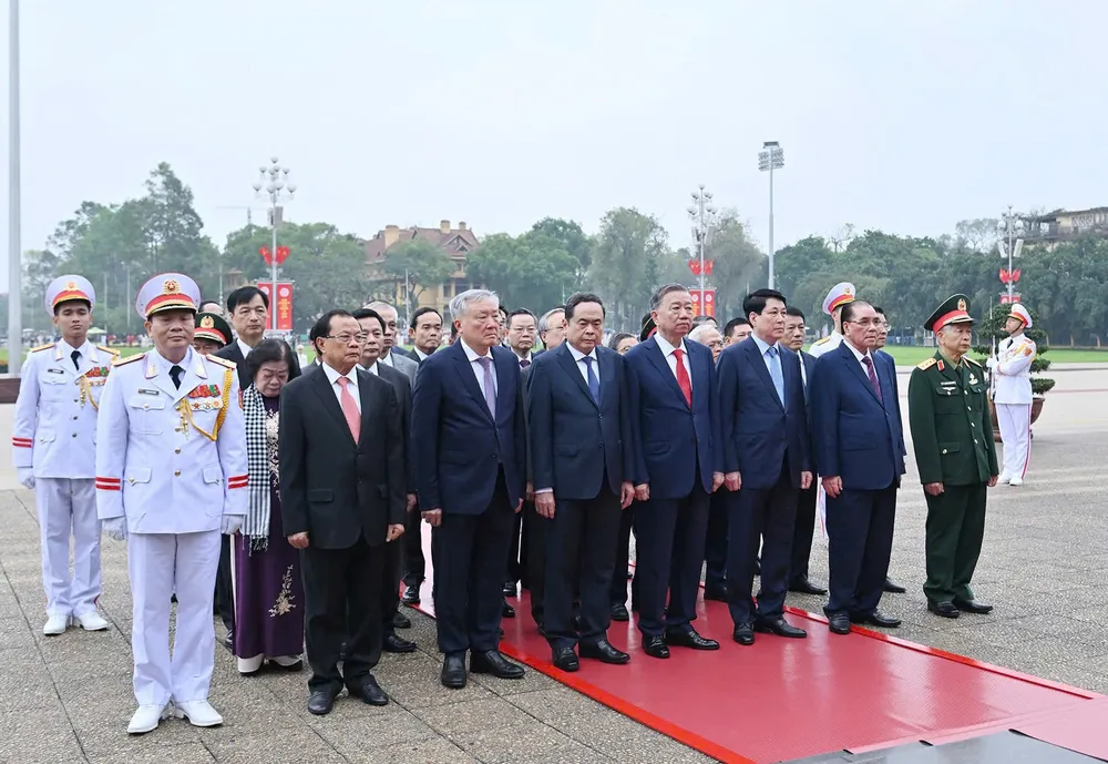 Đoàn đại biểu lãnh đạo Đảng, Nhà nước đặt vòng hoa và vào lăng viếng Chủ tịch Hồ Chí Minh, nhân dịp kỷ niệm 50 năm Ngày giải phóng miền Nam, thống nhất đất nước 7.jpg