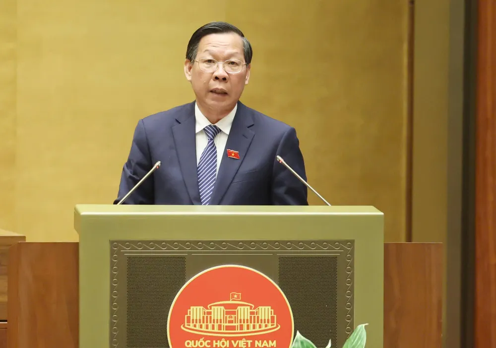 Chủ nhiệm Ủy ban Kinh tế và Tài chính của Quốc hội Phan Văn Mãi trình bày báo cáo thẩm tra, sáng 5-5. Ảnh: QUANG PHÚC