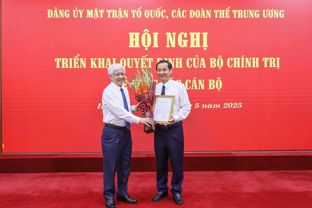 Ông Đỗ Văn Chiến, Ủy viên Bộ Chính trị, Bí thư Trung ương Đảng, Bí thư Đảng ủy MTTQ, các đoàn thể Trung ương, Chủ tịch Ủy ban Trung ương MTTQ Việt Nam (trái) trao Quyết định và tặng hoa chúc mừng ông Nguyễn Thái Học
