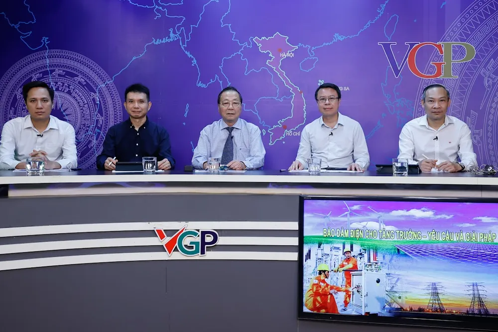 Các nhà quản lý, chuyên gia tham dự tọa đàm