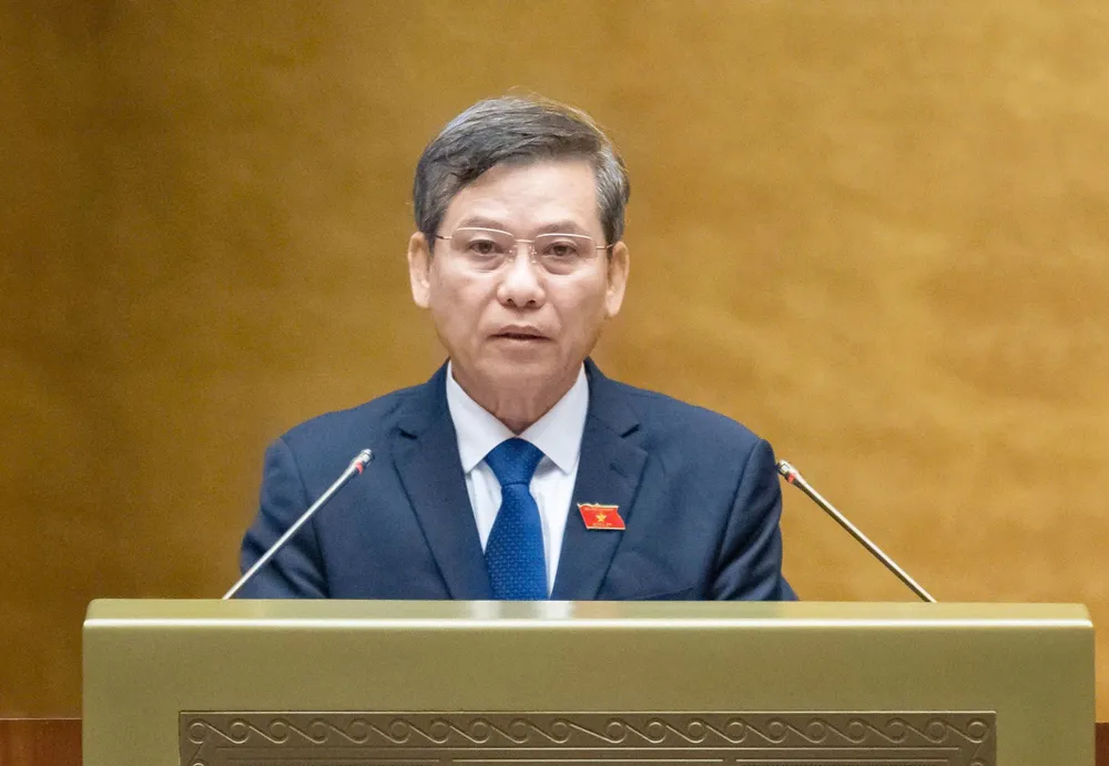 Chánh án Tòa án nhân dân tối cao Lê Minh Trí trình bày tờ trình dự án Luật sửa đổi, bổ sung một số điều của Luật Tổ chức Tòa án nhân dân, sáng 8-5. Ảnh VIẾT CHUNG.jpg