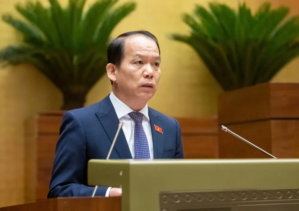 Chủ nhiệm Ủy ban Pháp luật và Tư pháp của Quốc hội Hoàng Thanh Tùng trình bày báo cáo thẩm tra dự án Luật sửa đổi, bổ sung một số điều của Luật Tổ chức Tòa án nhân dân, sáng 8-5. Ảnh VIẾT CHUNG.jpg