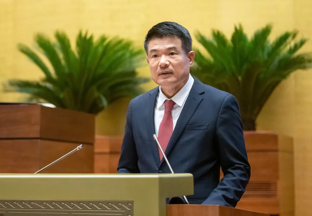 Viện trưởng Viện kiểm sát nhân dân tối cao Nguyễn Huy Tiến trình bày tờ trình dự án Luật sửa đổi, bổ sung một số điều của Luật Tổ chức Viện kiểm sát nhân dân, sáng 8-5. Ảnh VIẾT CHUNG.jpg