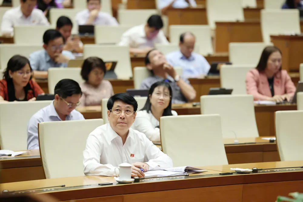 Chủ tịch nước Lương Cường và các đại biểu dự phiên thảo luận tại hội trường sáng 9-5. Ảnh: QUANG PHÚC