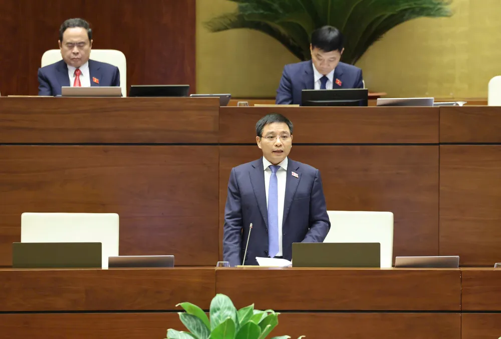 Bộ trưởng Bộ Tài chính Nguyễn Văn Thắng phát biểu giải trình, làm rõ một số vấn đề đại biểu Quốc hội nêu, sáng 9-5. Ảnh QUANG PHÚC.jpg