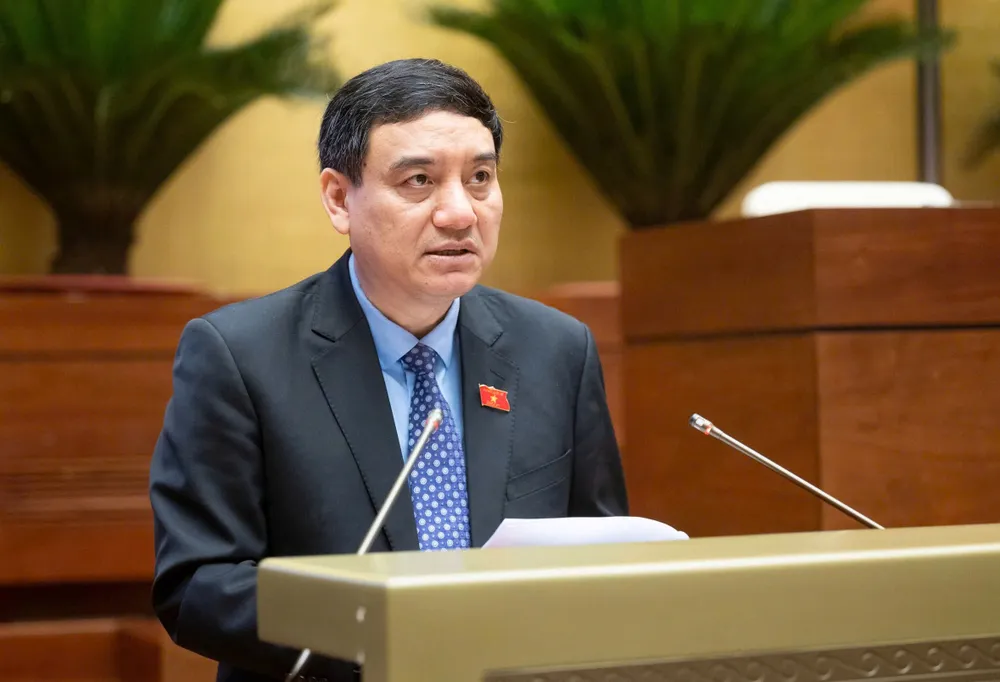 Chủ nhiệm Ủy ban Văn hóa và Xã hội của Quốc hội Nguyễn Đắc Vinh trình bày báo cáo giải trình, tiếp thu, chỉnh lý dự thảo Luật sửa đổi, bổ sung một số điều của Luật Quảng cáo, sáng 10-5. Ảnh: VIẾT CHUNG