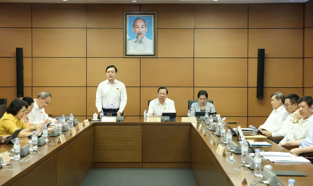 Đoàn đại biểu Quốc hội TPHCM thảo luận tại tổ, chiều 10-5. Ảnh QUANG PHÚC