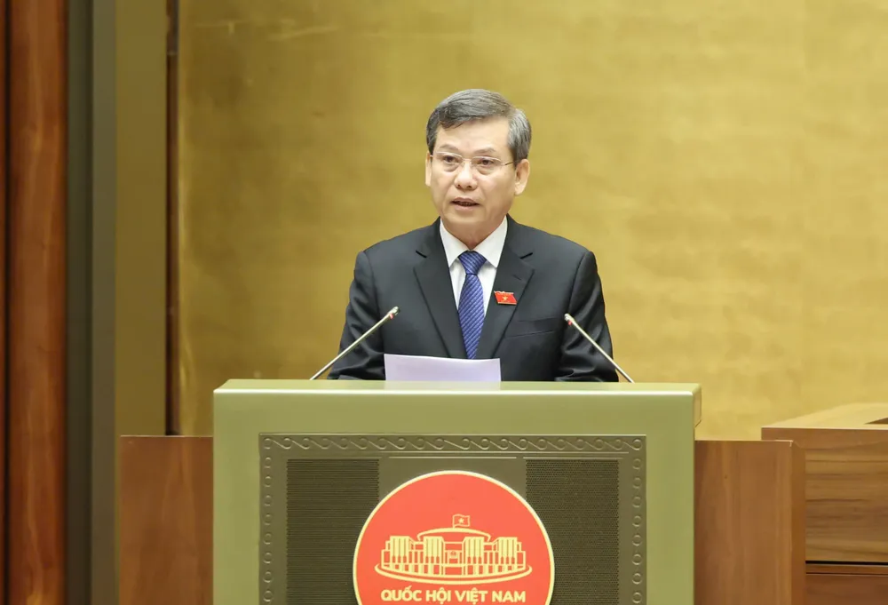 Chánh án Tòa án nhân dân tối cao Lê Minh Trí trình bày tờ trình dự án Luật sửa đổi, bổ sung một số điều của Bộ luật Tố tụng dân sự, Luật Tố tụng hành chính, Luật Tư pháp người chưa thành niên, Luật Phá sản và Luật Hòa giải, đối thoại tại tòa án. Ảnh: QUANG PHÚC